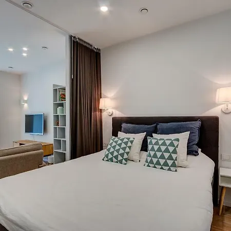 Diplomat Apartment *