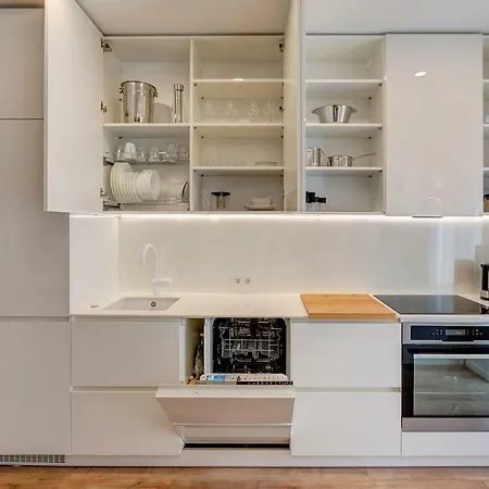 Diplomat Apartment *