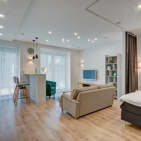 Diplomat Apartment *